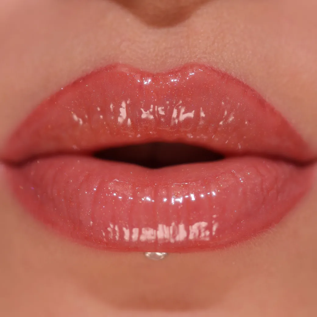 Revolution Pout Bomb Shimmer Gloss Nude Glow